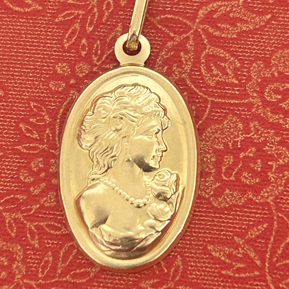 18K Elegant Gold Cameo Pendant
